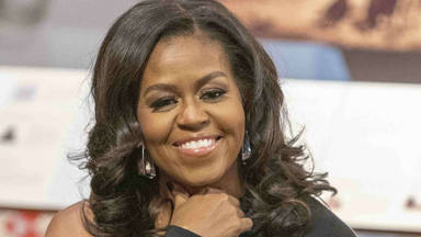 Michelle Obama se suelta la melena y sorprende con un favorecedor cambio de look