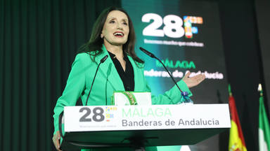 Luz Casal recibe la Bandera de Andalucía en Málaga