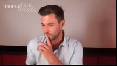 Chris Hemsworth manda callar a su hijo en medio de una entrevista