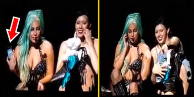 Lady Gaga encuentra un teléfono en el escenario