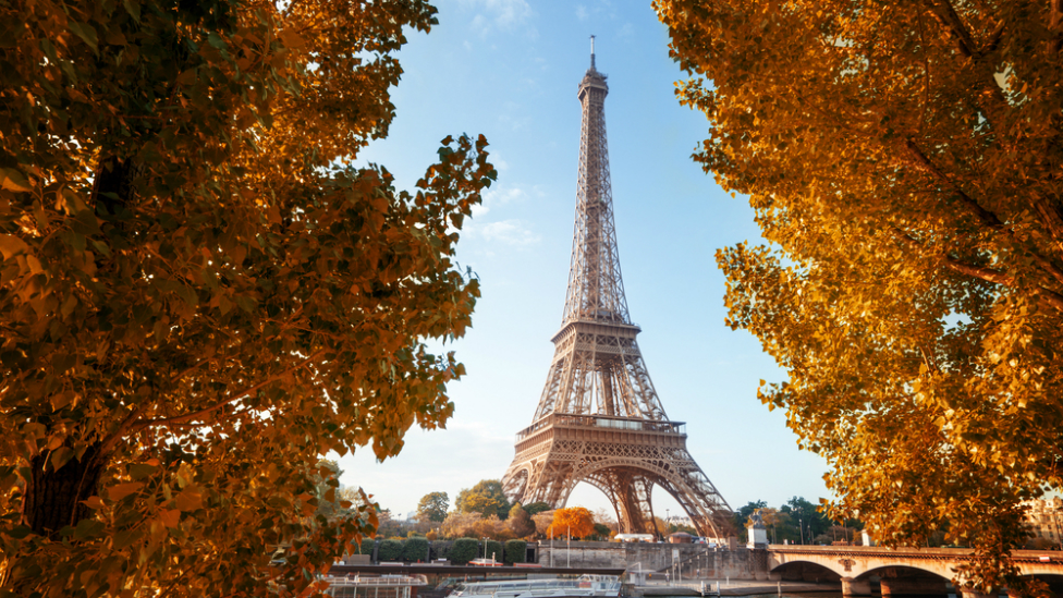 Las estafas más increíbles: un hombre vende la Torre Eiffel a un paisano