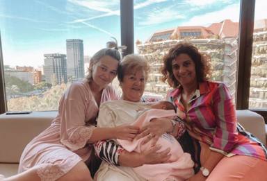 Laura Escanes posa junto a su madre, su abuela y su hija