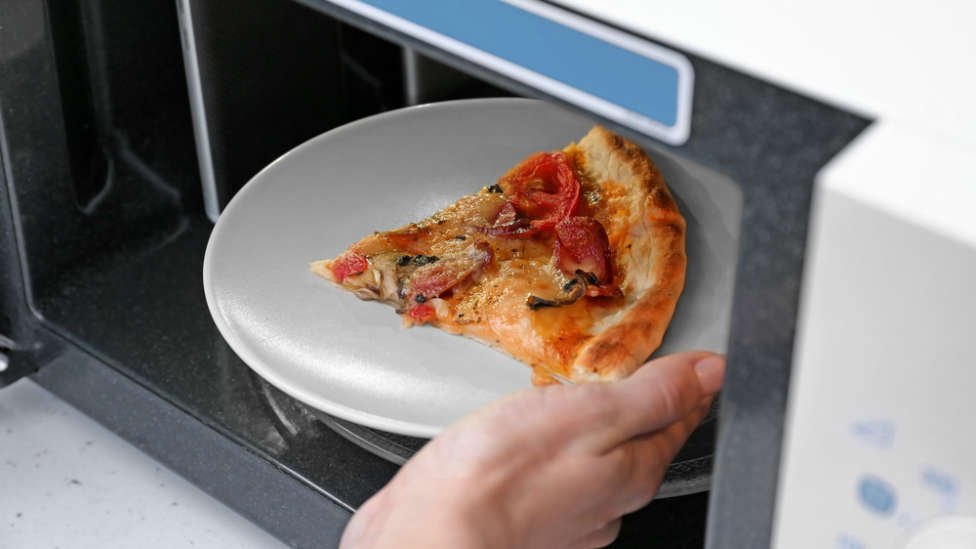 ¿Cómo calentar la pizza en el micro?