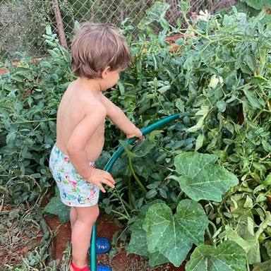 Cayetano Jr ayuda a su abuela en el huerto del jardín