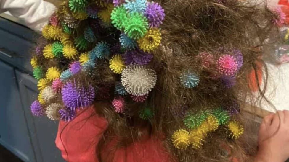 Una mujer pasa 20 horas quitando juguetes del pelo de su hija