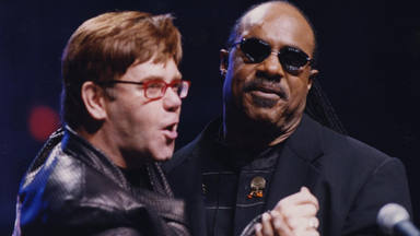 Juntos dos iconos: Elton John y Stevie Wonder interpretan 'Finish Line' y suena la armónica del norteamericano
