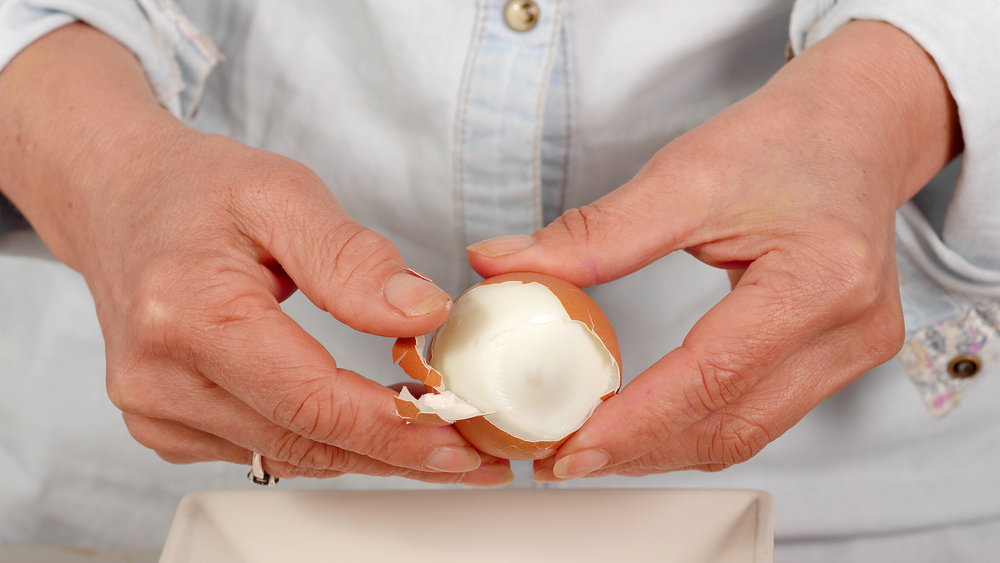 El truco definitivo para pelar un huevo cocido sin ningún esfuerzo