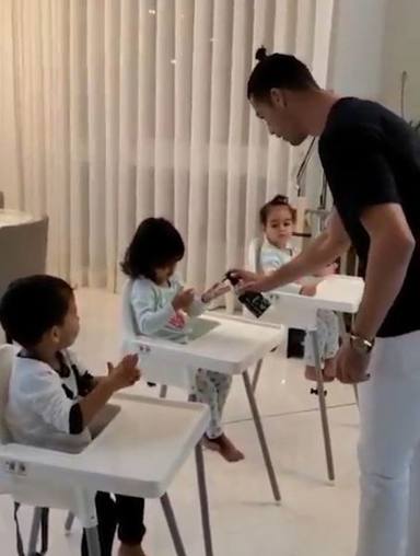 Cristiano Ronaldo enseña a sus hijos a lavarse las manos correctamente