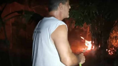 Frank Cuesta apaga un fuego con la ayuda de sus hijos cerca de su casa
