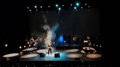 Lorena Gómez sobre el escenario del teatre La Llotja, de Lleida, con su gira 'Me vuelvo a la vida'