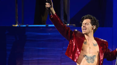 Harry Styles reaparece sobre el escenario tras ser agredido en pleno 'show': así fue su concierto en Barcelona