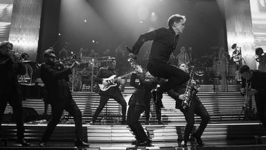 Luis Miguel y la tremenda caída sobre el escenario durante su concierto en Ciudad de México