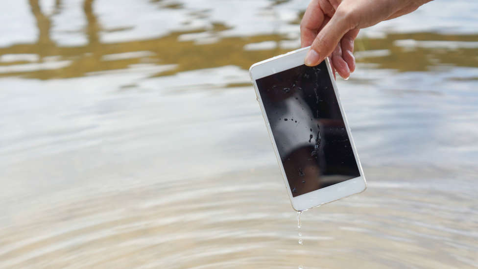 Un hombre perdió su móvil hace 8 meses en un río, lo ha recuperado... ¡y funciona!