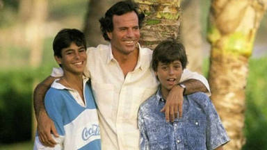 Julio Iglesias junto a dos de sus hijos, Enrique y Julio José, de niños