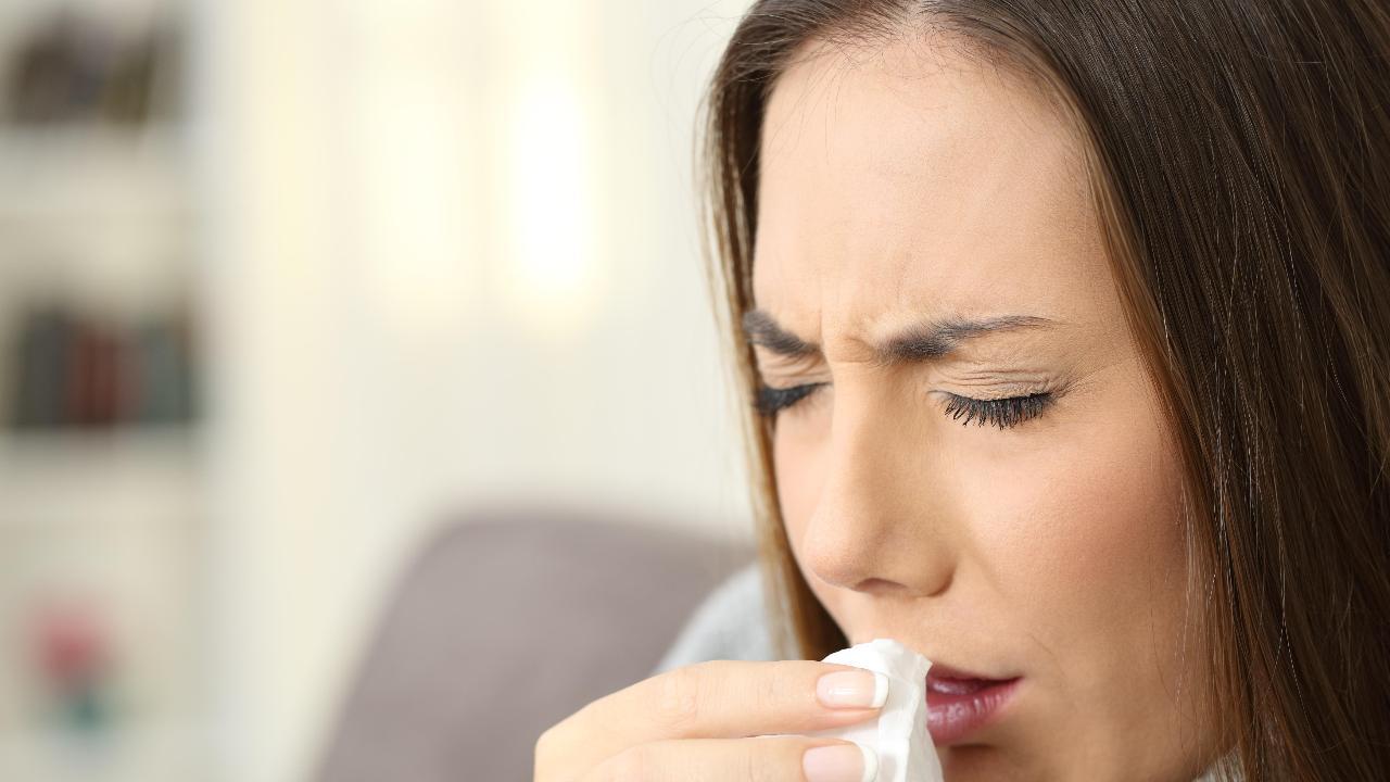 Estornudar puede matarte: la razón por la que puede causarte un aneurisma cerebral