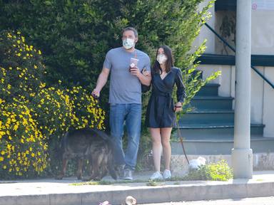 Ben Affleck y Ana de Armas pasean a sus perros por Los Ángeles