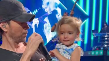 Enrique Iglesias saca a una niña al escenario en pleno concierto