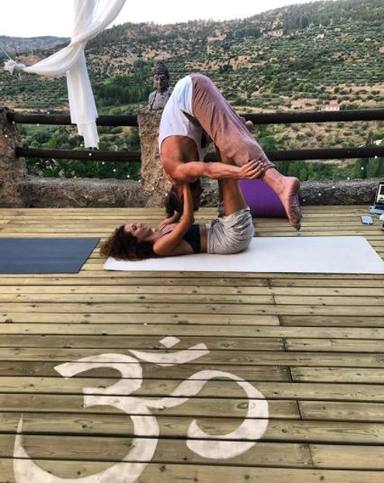 El yoga ha unido a Arturo Requejo y su novia Tamara
