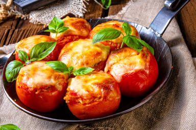 La rica receta de un tomate relleno y dos ingredientes más que arrasa en YouTube