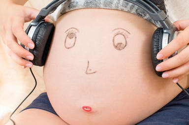 Los beneficios de escuchar música durante el embarazo