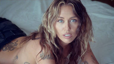 Miley Cyrus y la resignación, en el videoclip de 'Jaded': "Cambiaré mi número pero mantendré tu camiseta"