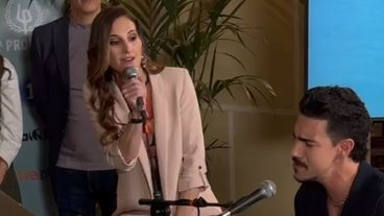 Conchita canta junto a Gonzalo Hermida la cabecera de la serie 'La promesa'