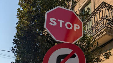 El tuit viral alrededor de una señal de stop y la interpretación que ha hecho un conductor en las redes