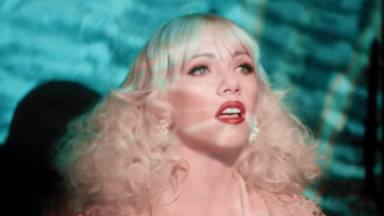 Carly Rae Jepsen suma humor y calidad para ir a Broadway en su videoclip de 'Surrender My Heart'