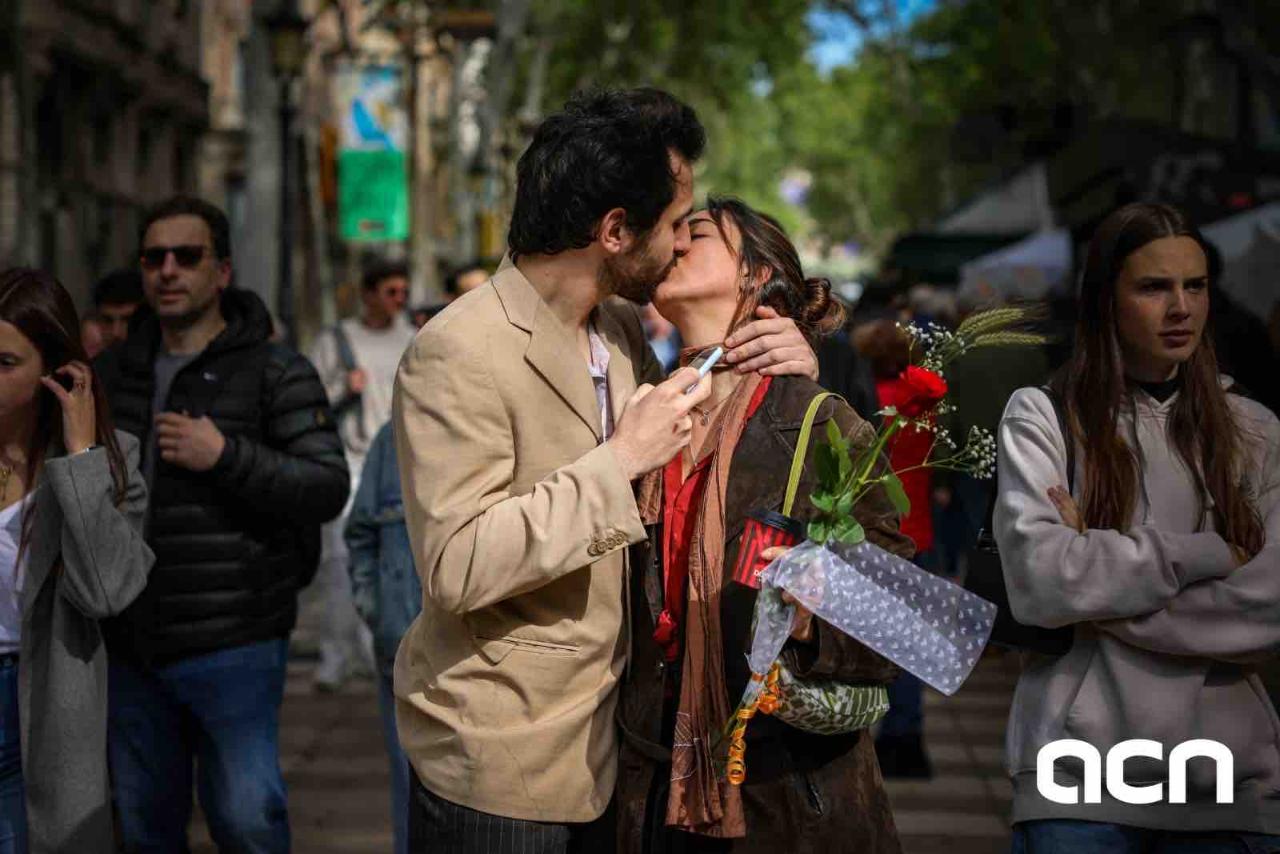 Una fotografía en Sant Jordi desvela una pareja secreta: "Les han pillado"
