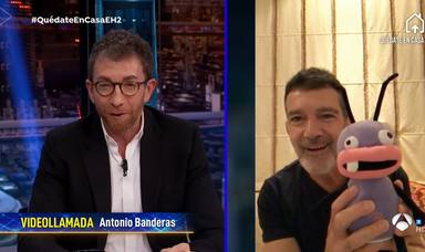 Antonio Banderas con una reproducción de Barrancas desde su casa de Málaga