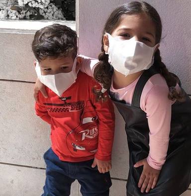 Los hijos de Tamara Gorro con mascarilla en su primer paseo tras el desconfinamiento de los niños