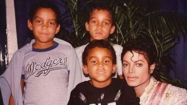 TJ Jackson junto a sus hermanos y su tío, Michael Jackson