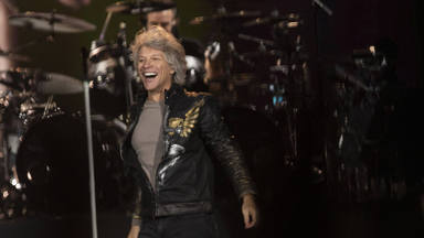 ¡Es completamente cierto! Aquí tienes a Bon Jovi cantando por Harry Styles