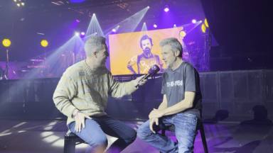 Antonio Hueso entrevista a Marc Donés, hermano de Pau Donés, antes del inicio de la gira tributo