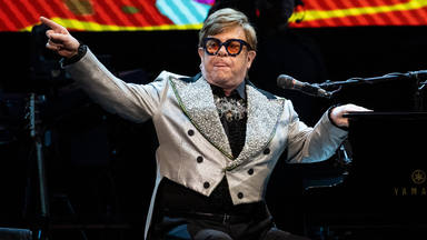 La ropa de Elton John sale a subasta