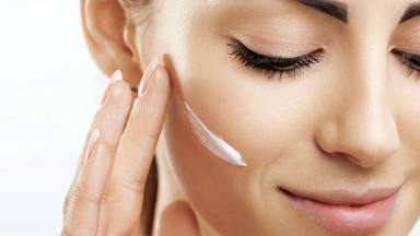 Mucho ojo si haces esto con tus cosméticos: alerta sanitaria sobre el mal uso que hacemos de ellos