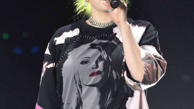 Billie Eilish llevando una camiseta con la cara de Britney Spears