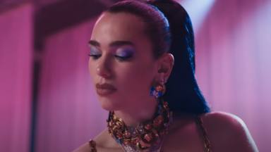 Dua Lipa regresa explosiva y disco con 'Dance The Night' su canción (y videoclip) para la película "Barbie"