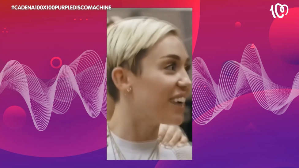 La increíble voz de Miley Cyrus imitando a Shakira. ¡Si cierras los ojos, escuchas a la colombiana!