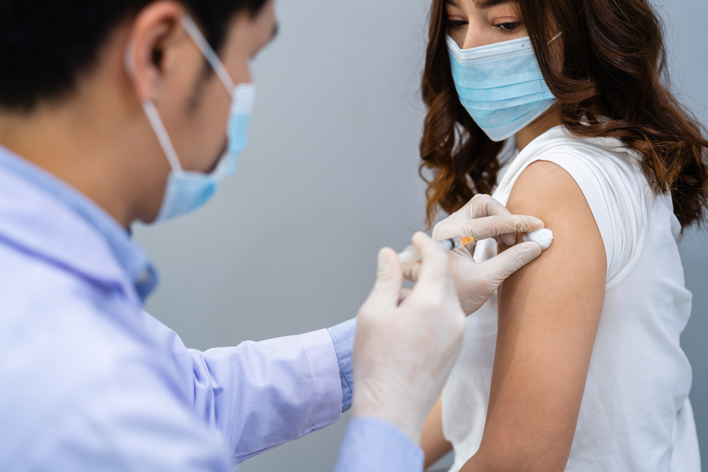El aumento de pecho tras la vacuna con Pfizer: ¿mito o realidad?