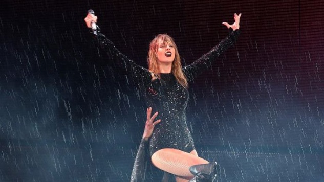 Un fan de Taylor Swift intenta vender botellas con agua con lluvia de su concierto a precio de oro