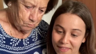 El vídeo del gesto de una abuela con su nieta que acaba de salir de la anorexia que emociona a las redes