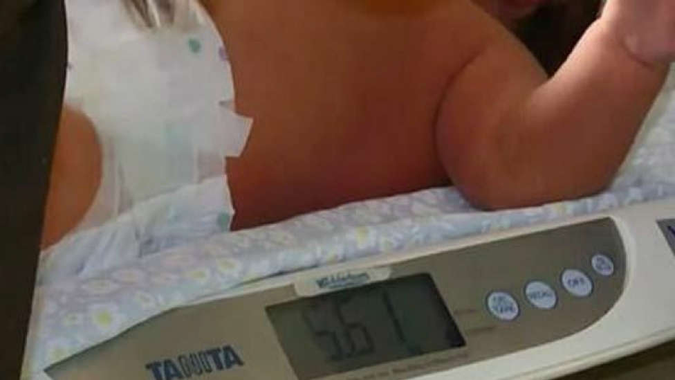 Nace una niña de 5'88 kgs