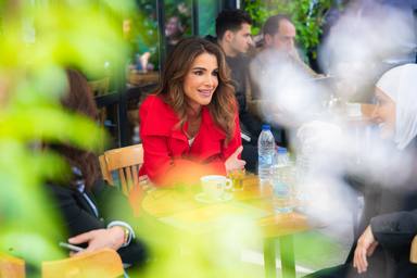 En chándal y deportivas: así es el 'look' más desenfadado de Rania de Jordania