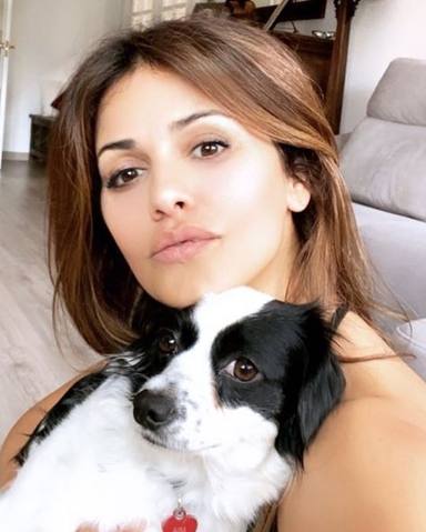 Mónica Cruz junto a uno de sus perritos en casa