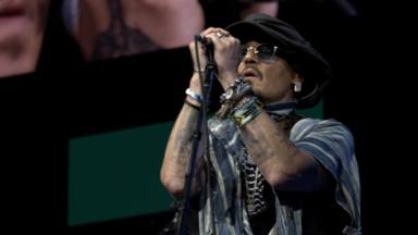 La actuación sorpresa de Johnny Depp en Inglaterra cantando sobre un escenario mientras espera sentencia