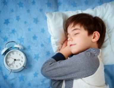 Por qué es importante que tus hijos duerman la siesta