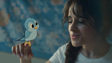 Camila Cabello y su "día de la marmota" en el vídeo de "Liar"