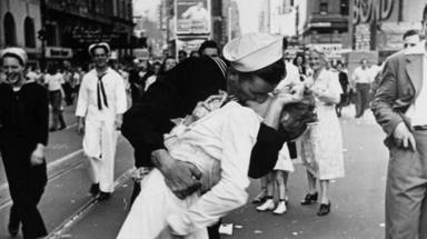 Beso entre enfermera y marinero en la II Guerra Mundial