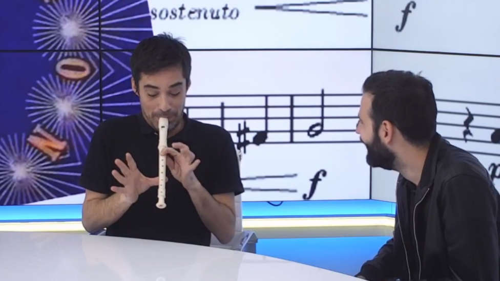 Jordi Cruz interpreta el himno de Eurovisión con la flauta en 'La Mejor Variedad Musical Online'